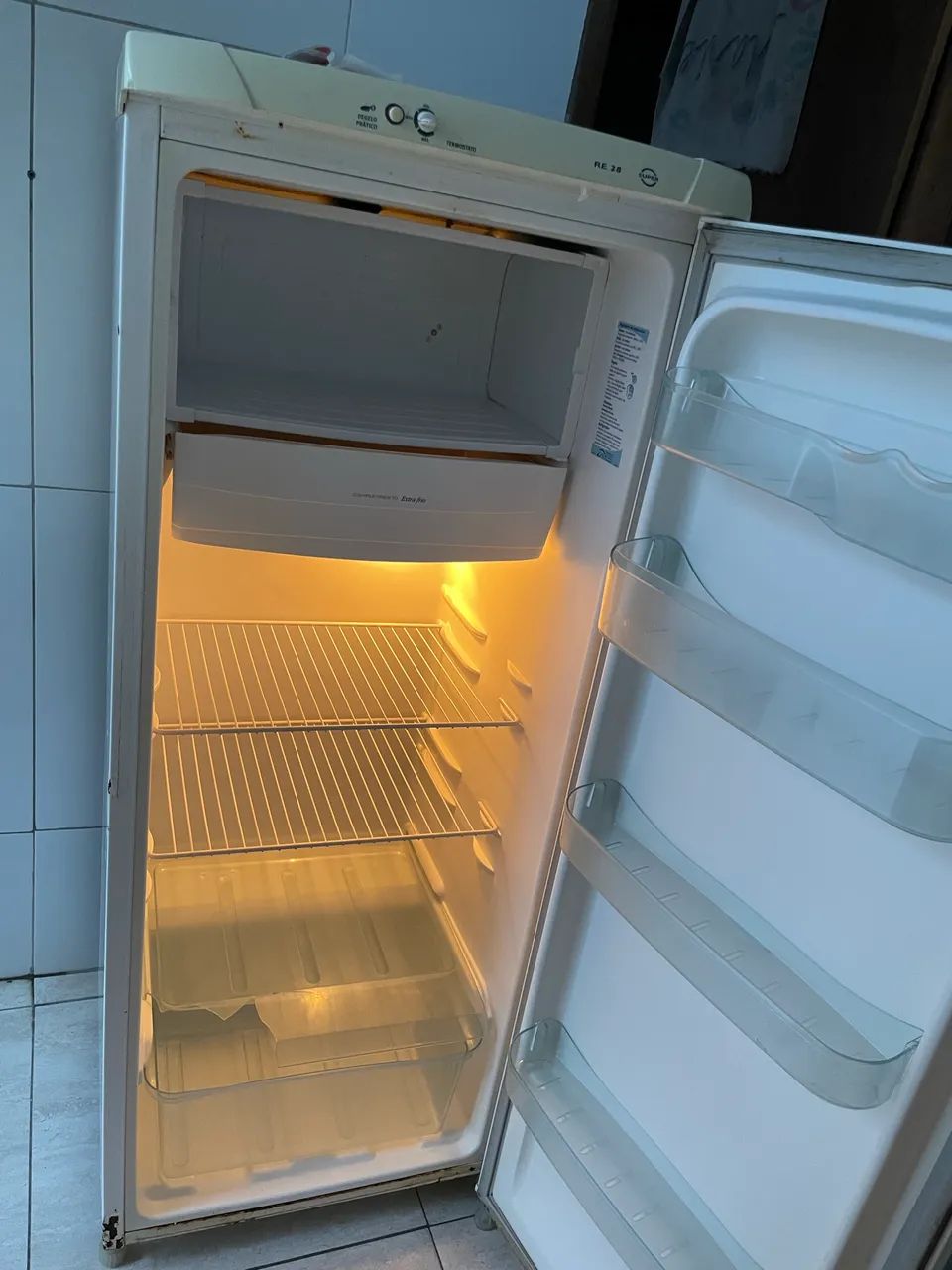 Vendo geladeira Electrolux - 450$ - Foto 2