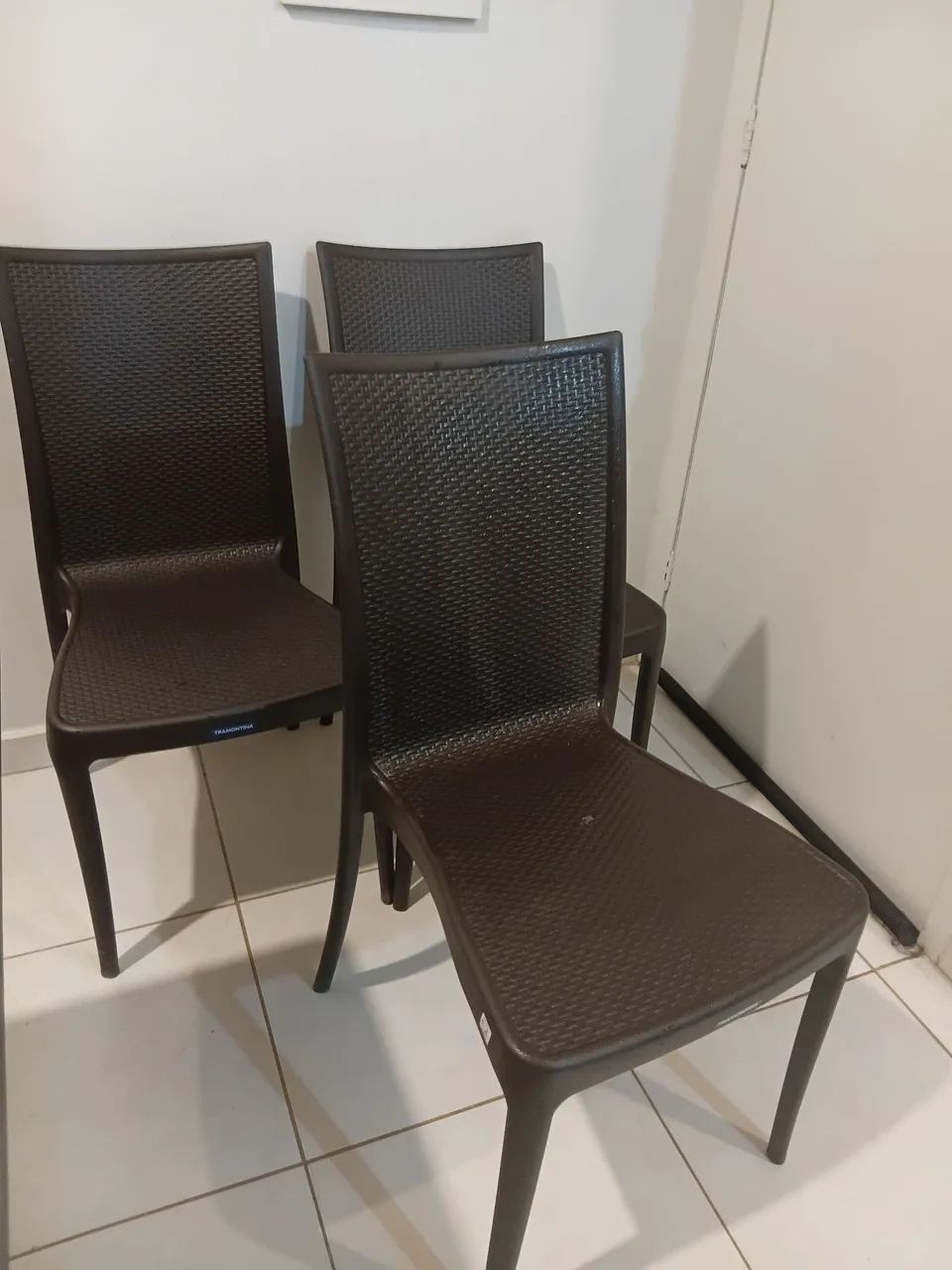 Cadeiras e estante multiuso