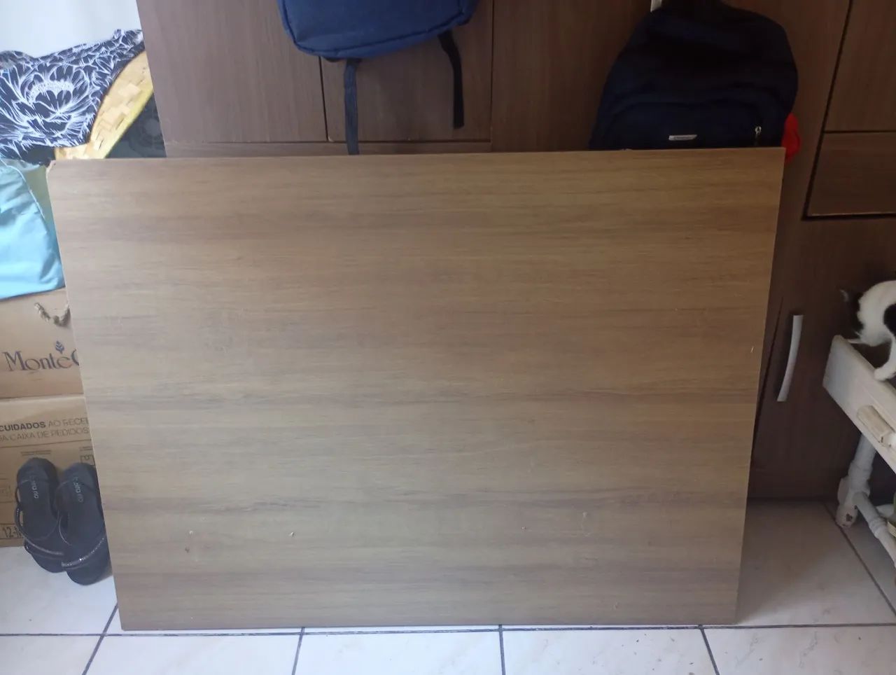 Mesa de madeira para colocar na sala