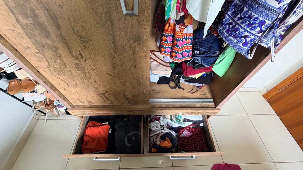 Guarda roupa de solteiro com ótimo espaço interno, ideal para quartos pequenos. - Foto 5