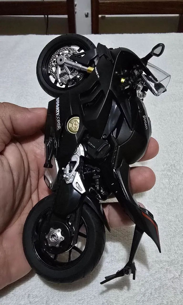 Moto miniatura Ducati Panigale V4-S preta  - Foto 3