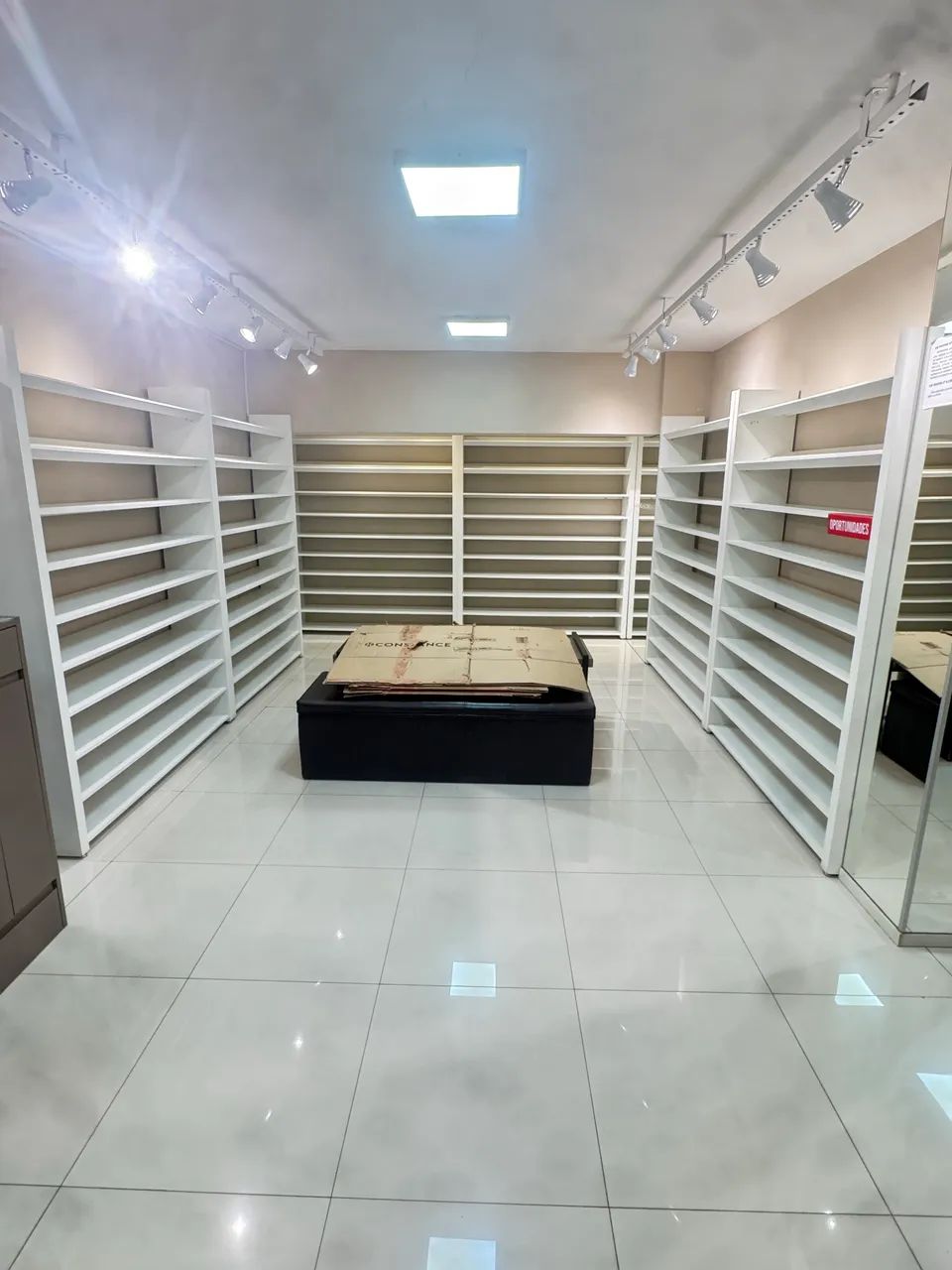 Oportunidade Prateleiras para Loja de Sapatos 