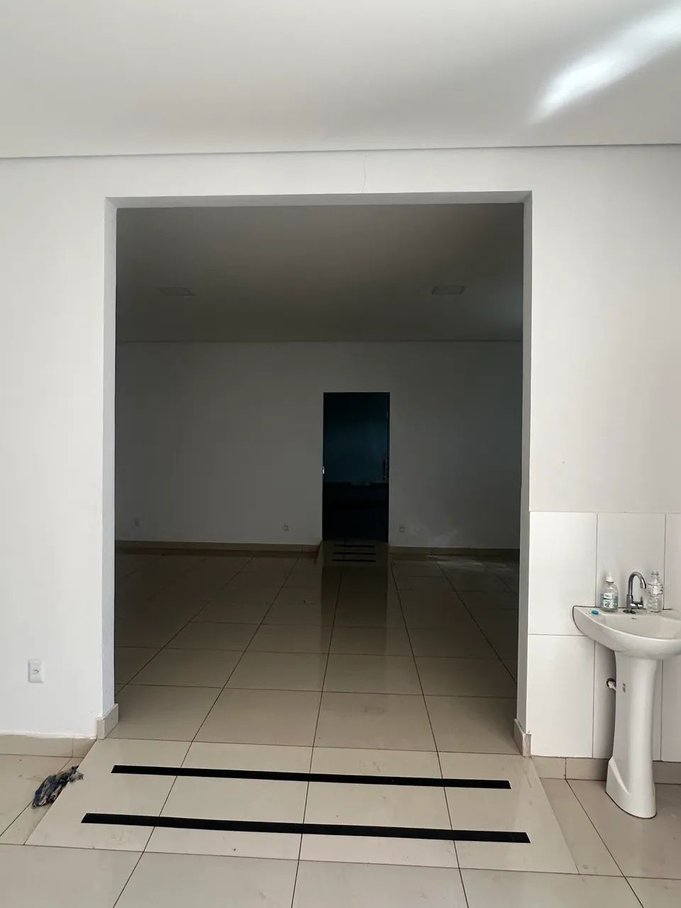 Aluga-se sala comercial -  Centro de Goianira!  - Foto 4