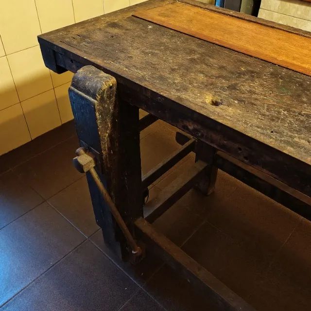 Mesa de Marceneiro original em madeira maciça com torno - Foto 2