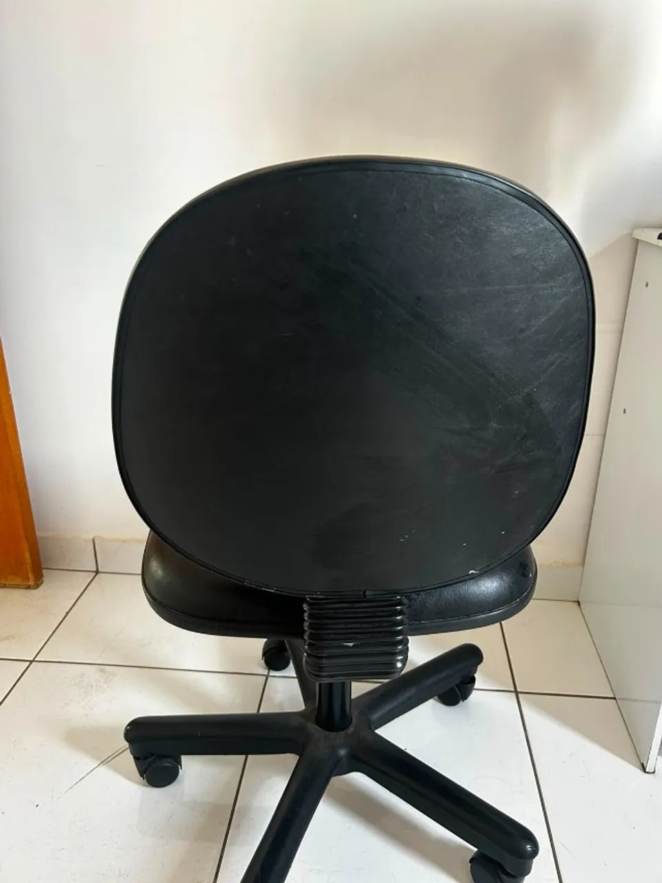 Cadeira escritório rasgado no couro e usada