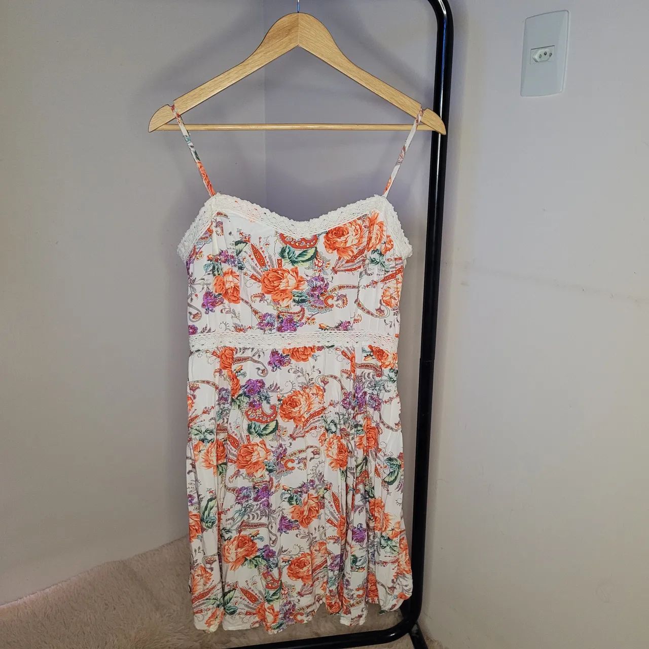 Vestido de alcinha florido com detalhe de renda - Tamanho G