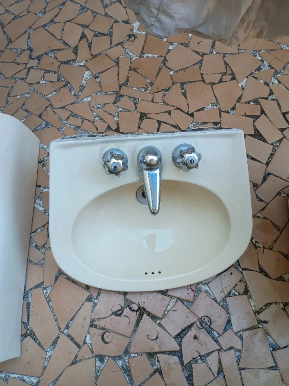 Vendo conjunto de vaso sanitário.