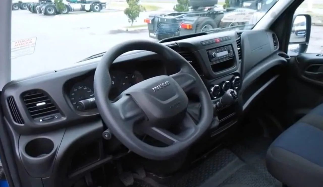 Iveco  baú seco  - Foto 3