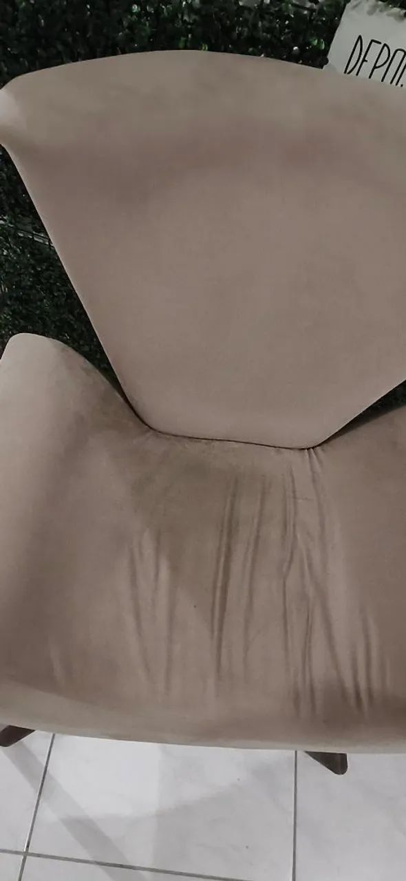 Poltrona Decorativa Estofada com Pés de Madeira - Muito Confortável - Foto 2
