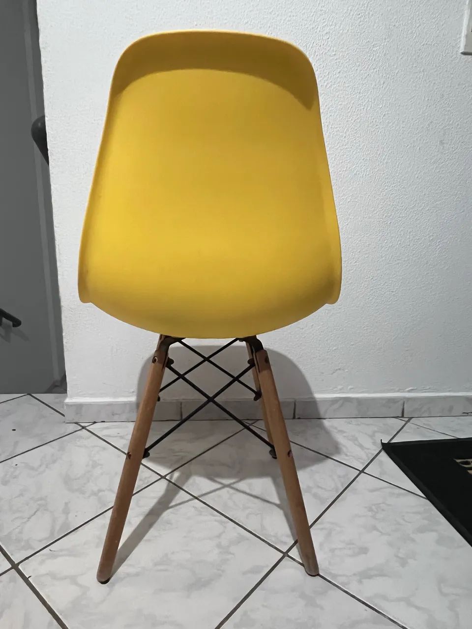Vendo 5 cadeiras Eiffel com base de madeira maciça em perfeito estado de conservação! - Foto 3