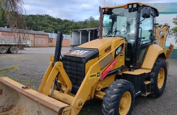 Retroescavadeira Caterpillar 2016