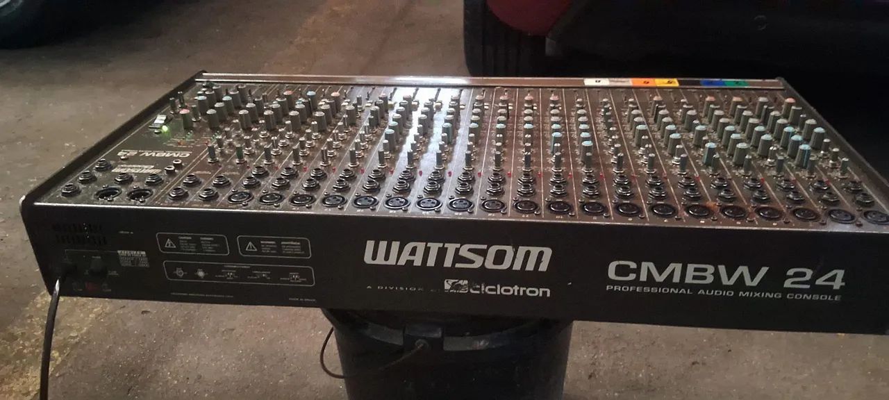 Vendo uma mesa de som com 24 canais da wattsom  - Foto 3
