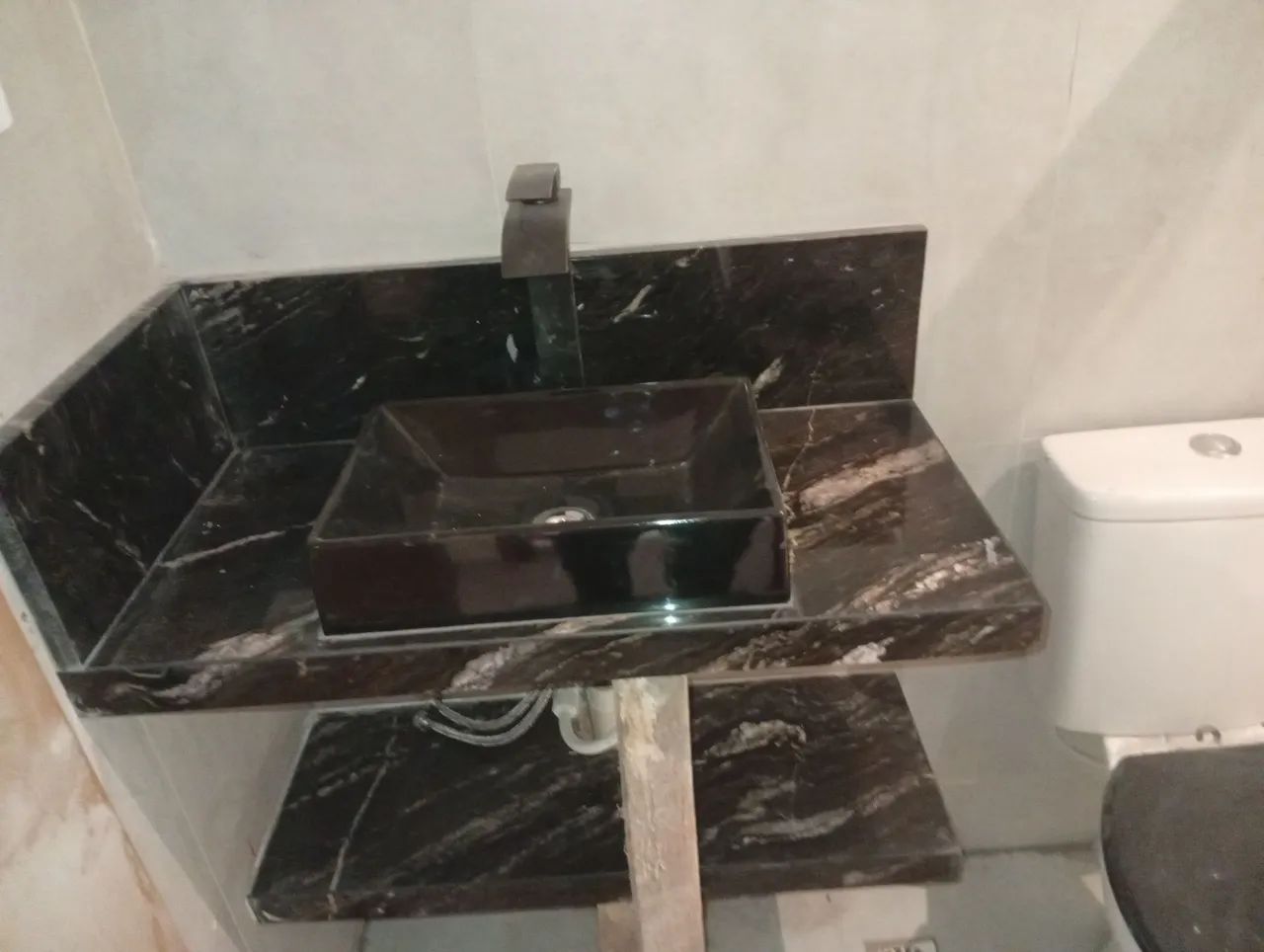 Bancada de banheiro com prateleira no quartizito  - Foto 2