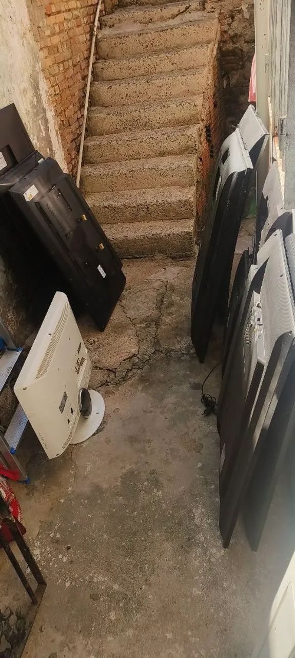 Lote de 8 tvs para arrumar ou tirar peças - Foto 2