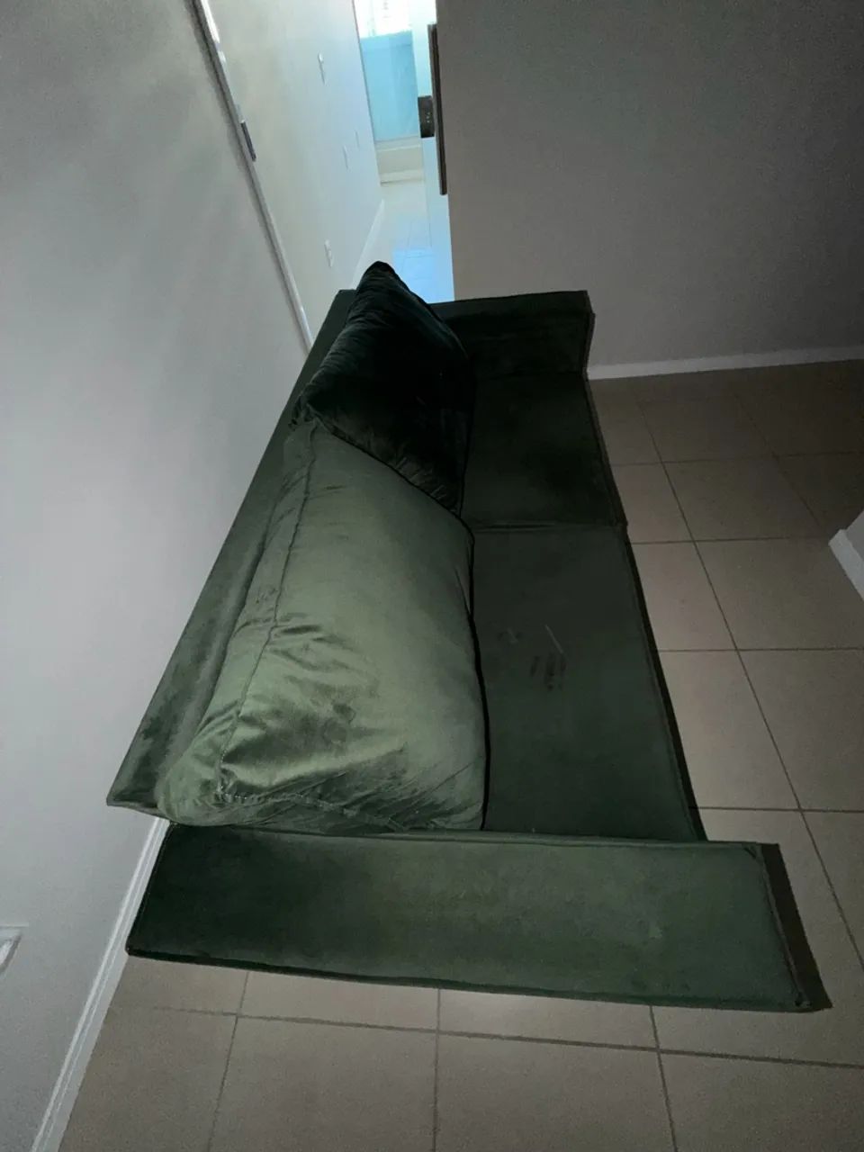 Sofá 2 Lugares Verde Escuro em Veludo - Moderno e Elegante - Foto 3