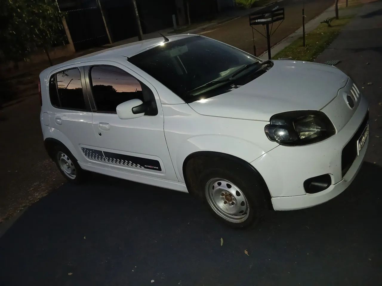 Fiat Uno Sporting 1.4 EVO Fire Flex 8V 4P 2014 - Foto 4