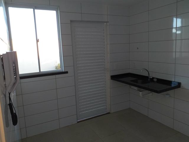 Linda casa em condomínio com ótima localização - Foto 4