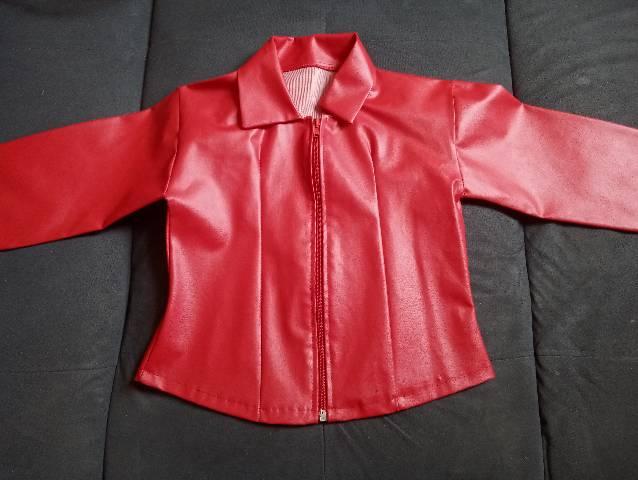 jaqueta vermelha de couro feminina