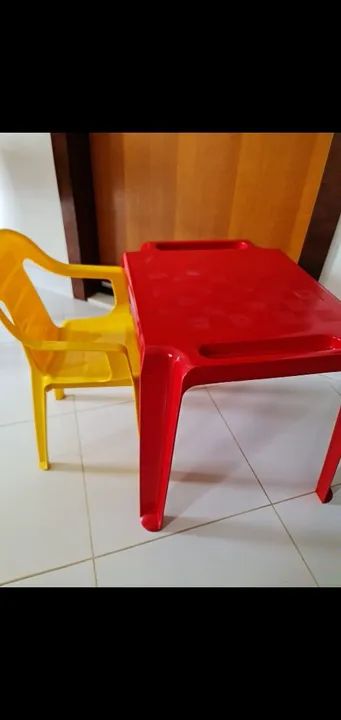 Mesa tramontina infantil em piliprop vermelho. Col D.  Chica com cadeira infantil Amarela 
