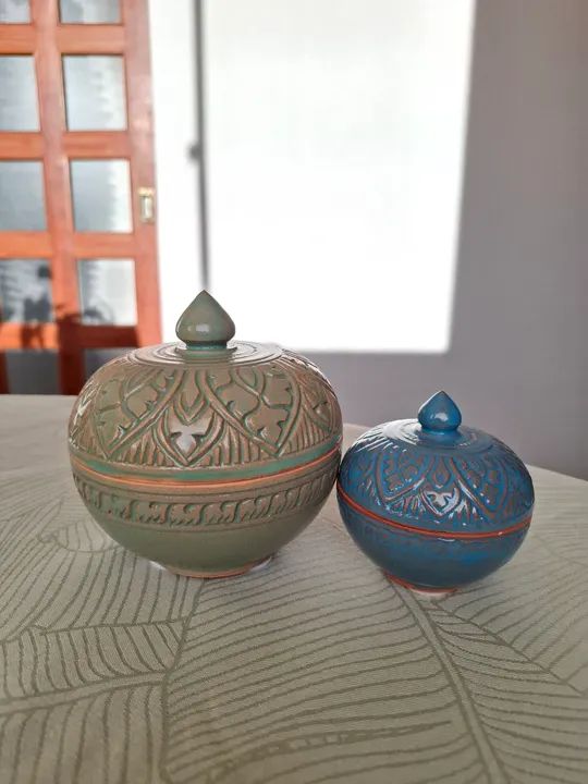 Potes decorativos de cerâmica feitos à mão comprados no Camboja (Ásia)