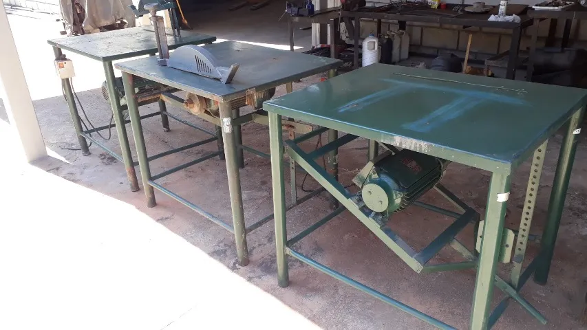 Mesa de serra circular motor com elétrico 5 CV trifásico, eixo direto usada, em bom estado