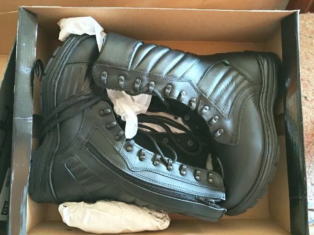 bota de motociclista com fecho lateral nova na caixa