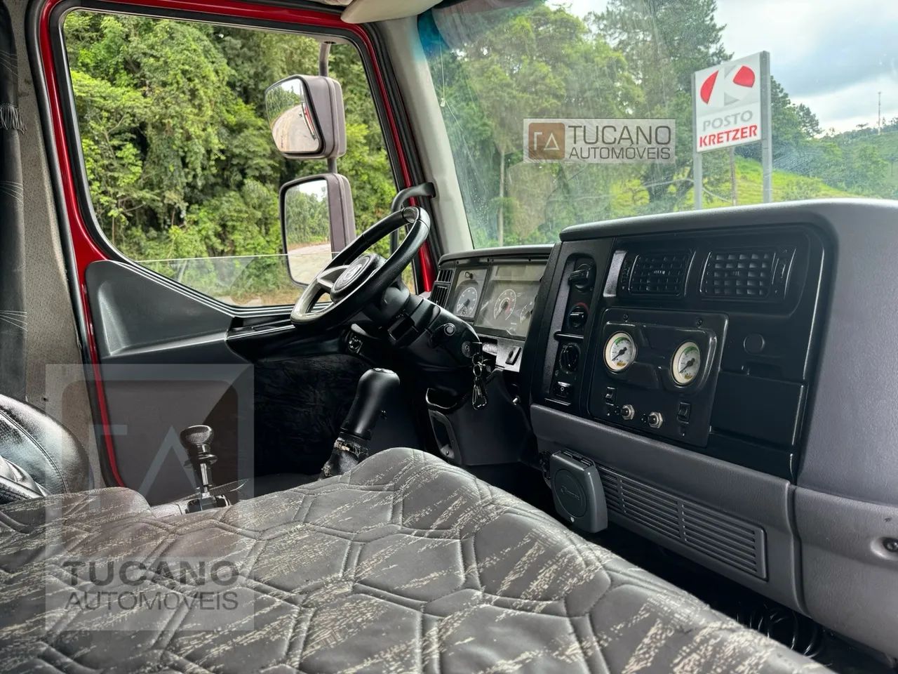 Caminhão Volvo VM 260 Truck - 2012 - Plataforma - Foto 14