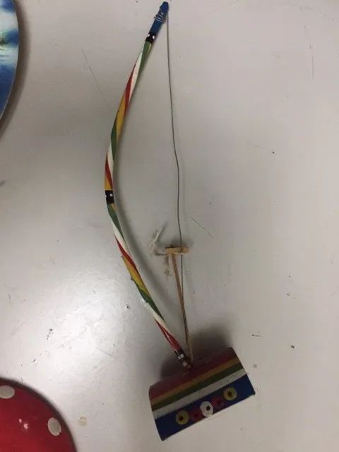 berimbau em miniatura feito em madeira enfeite de mesa