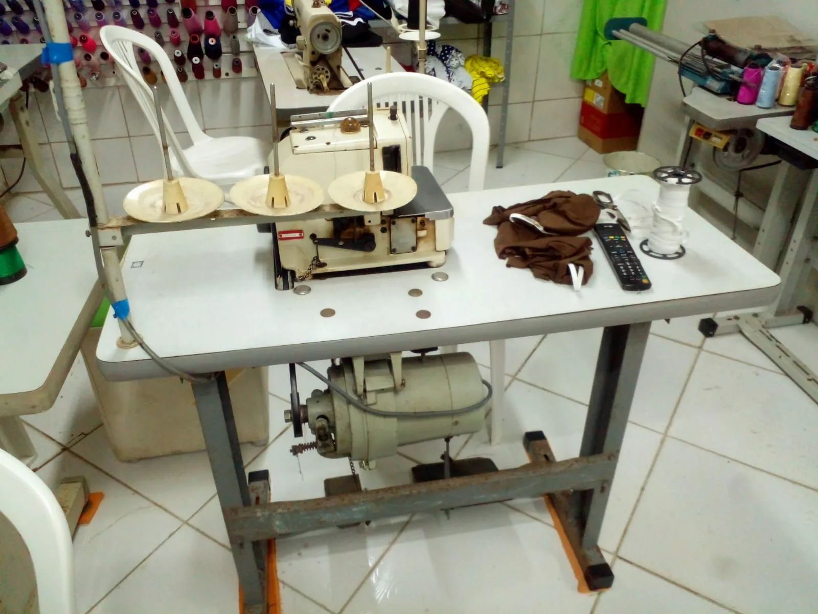 Máquina de Costura Overlock industrial Níssin Máquinas para produção