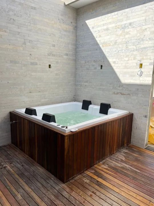 Spa com Hidromassagem Quadrado de 4 lugares (jacuzzi, Ofurô, banheira) completo.