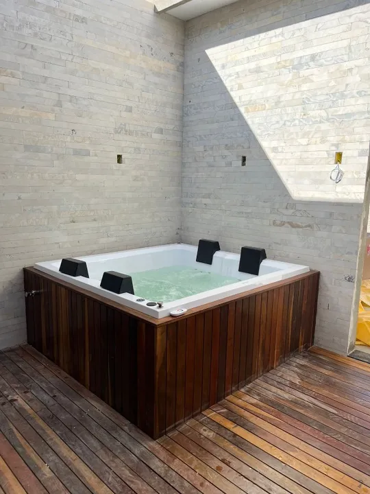 Spa com Hidromassagem Quadrado de 4 lugares (jacuzzi, Ofurô, banheira) completo.