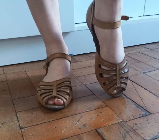 Sandália sapatilha de couro usada