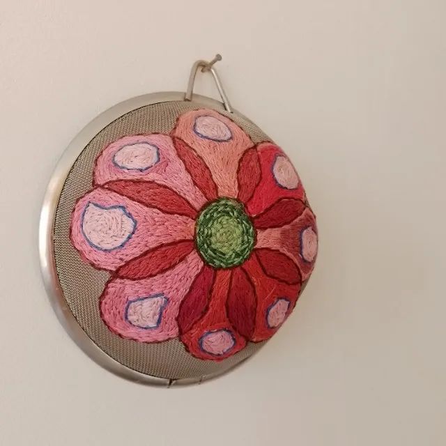 Enfeite Peneira Bordada a mão - Foto 3