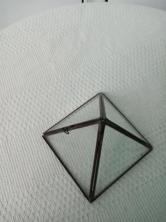  Pirâmide de vidro e metal