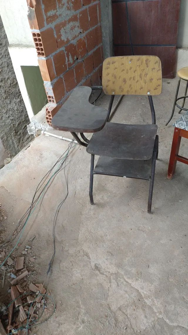 Cadeira escolar antiga 