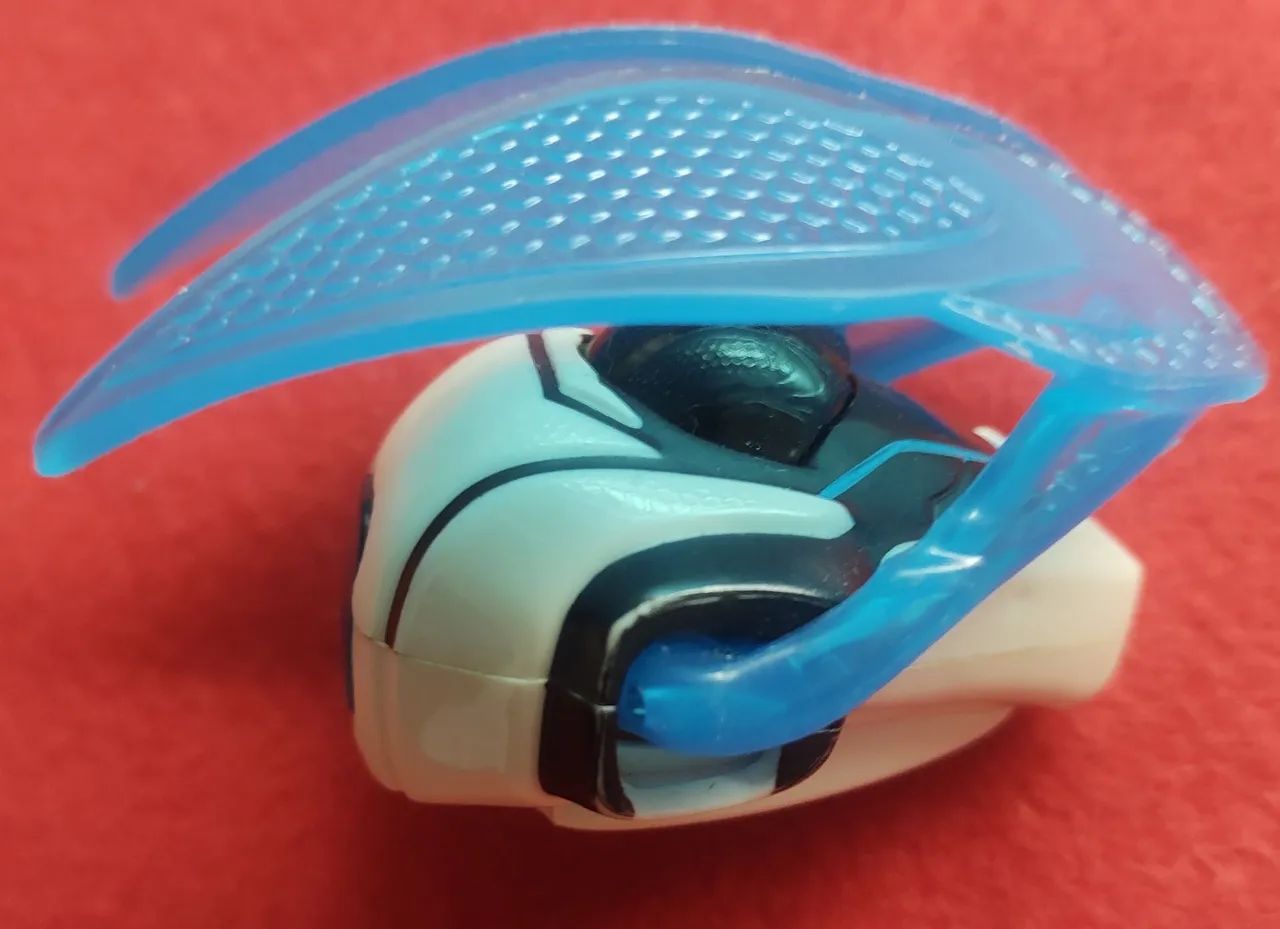 Brinquedo de ação com asas azuis