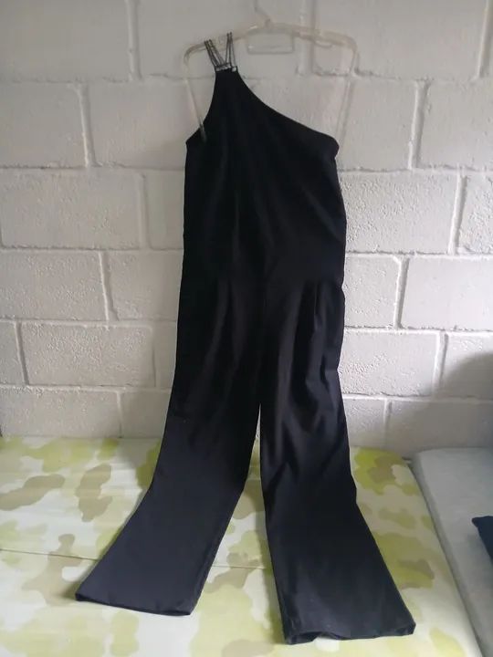 Macacão preto de ombro único