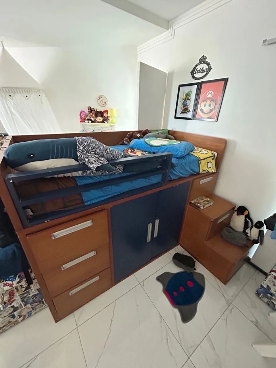 Cama de solteiro com estrutura em madeira  e detalhes em azul