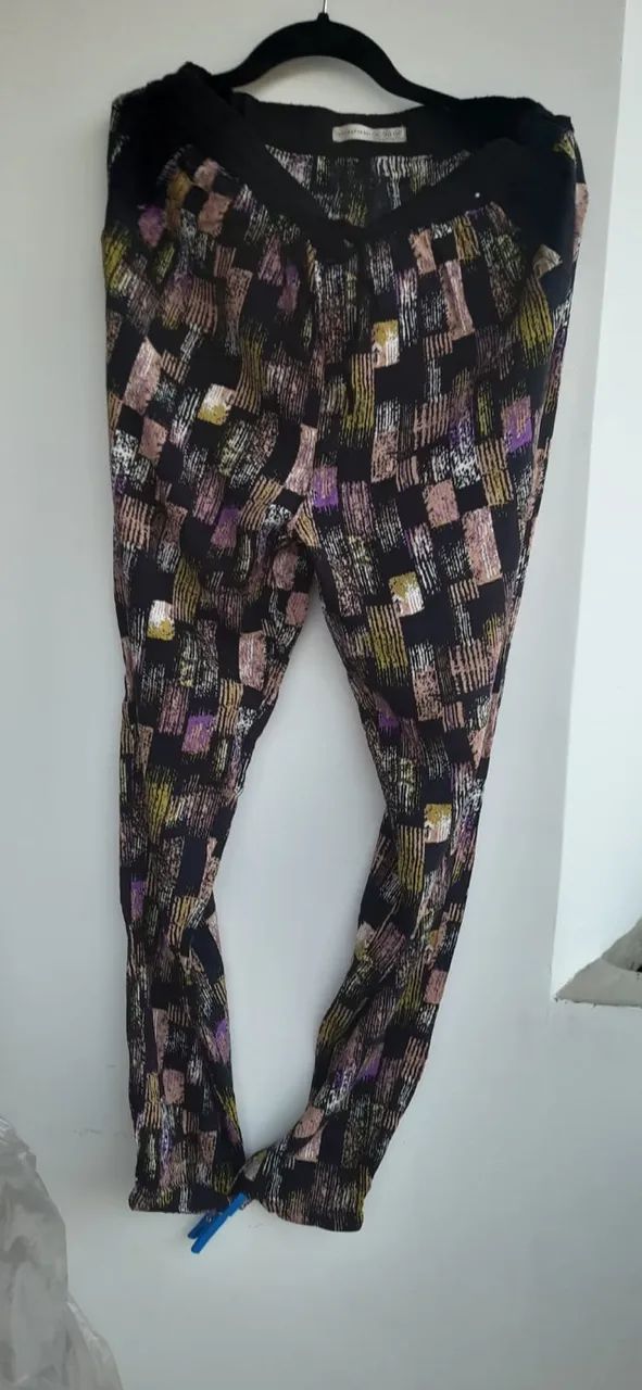 Calça fluida preta Atmosfera, com detalhes coloridos - Foto 2