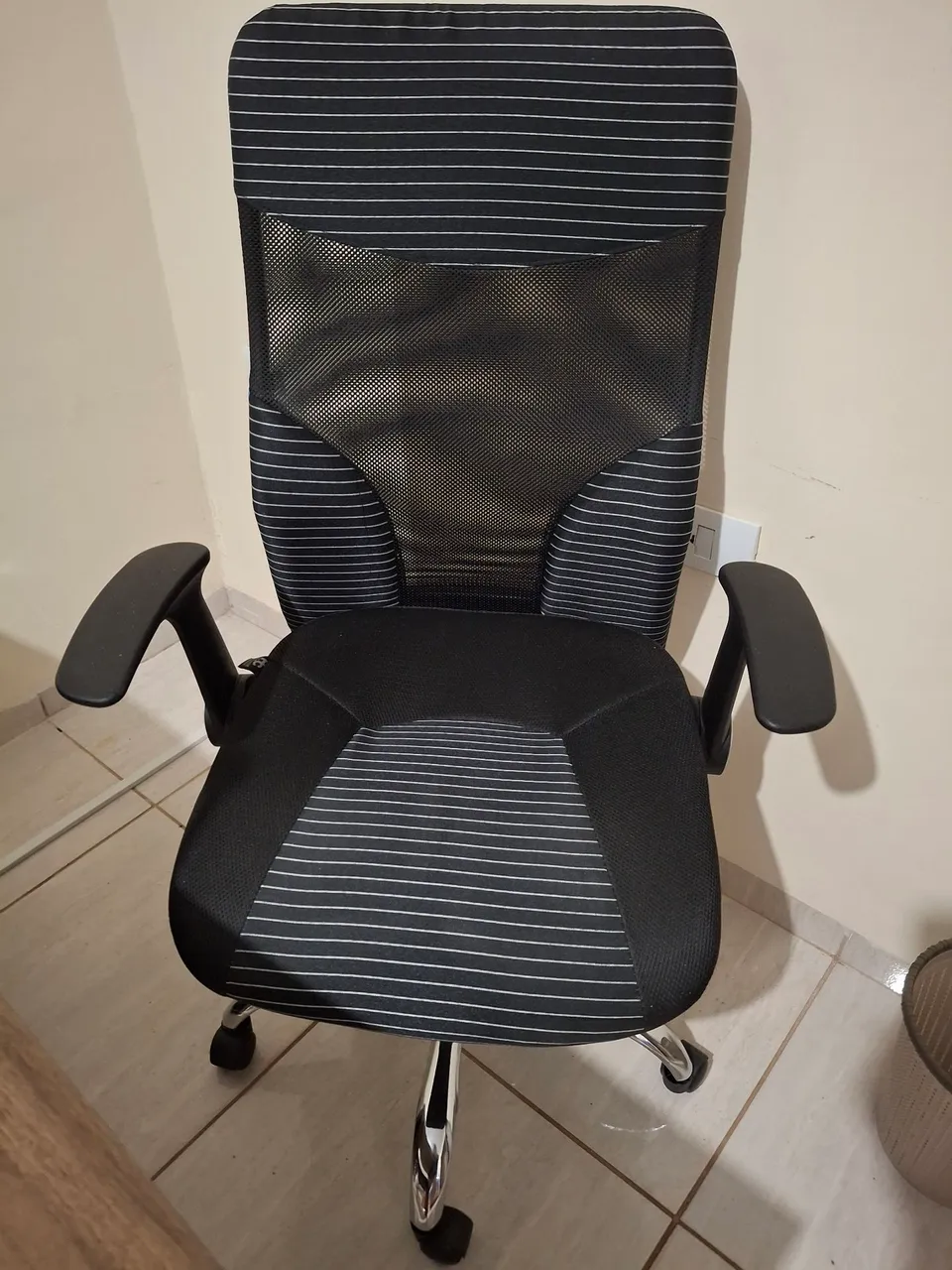 Cadeira de Escritório Confortável e Ergonômica
