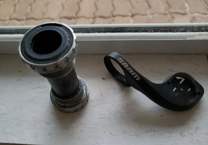 Movimento central Hollowtech Shimano Deore e suporte Garmin