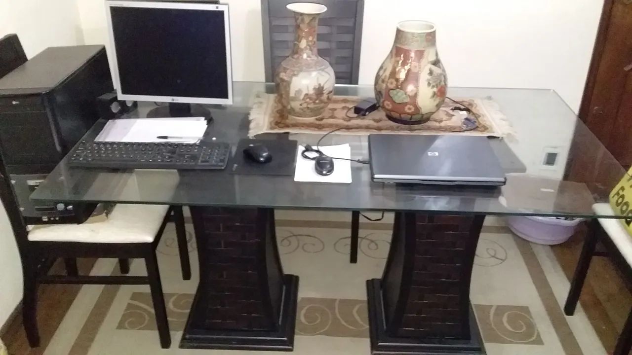 MESA DE JANTAR TAMPO EM VIDRO TEMPERADO COM 6 CADEIRAS NA COR TABACO