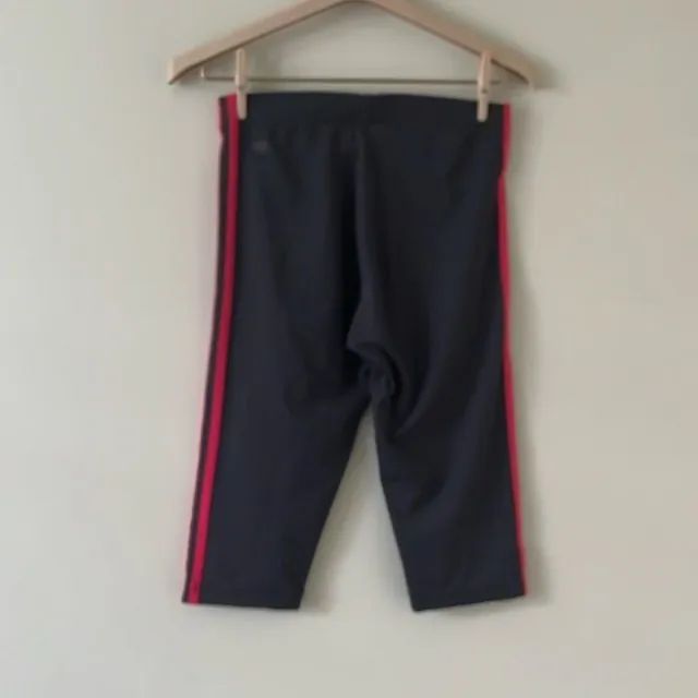 calça adidas corsário tamanho g cinza com listras rosas - Foto 3