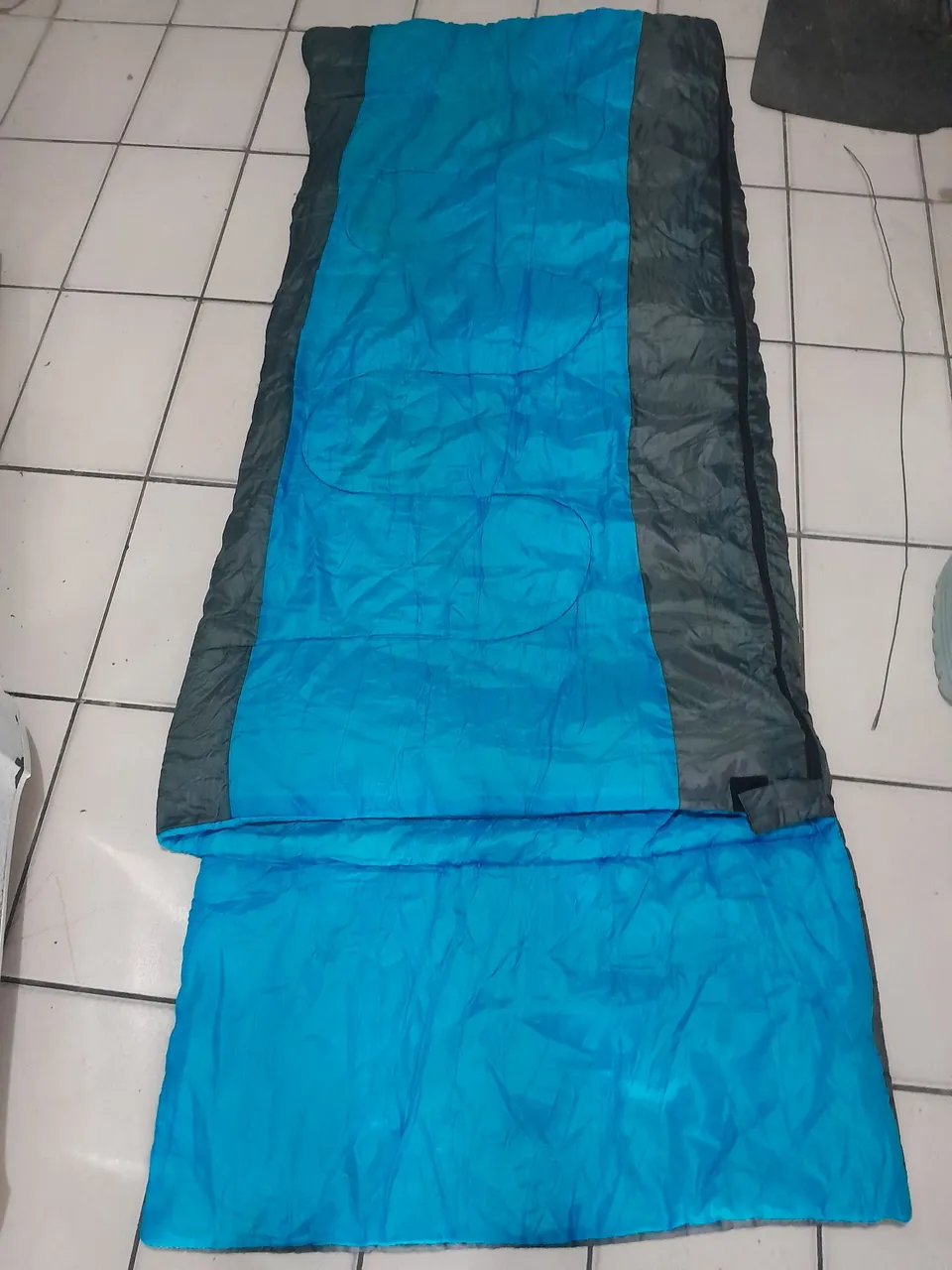 Saco de dormir azul e cinza