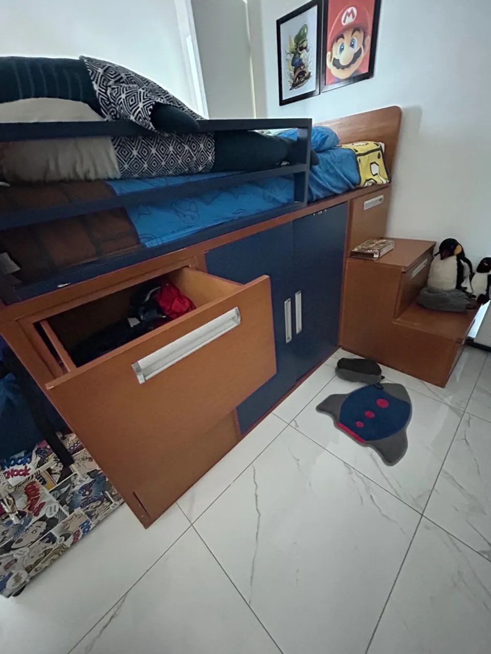 Cama de solteiro com estrutura em madeira  e detalhes em azul - Foto 3