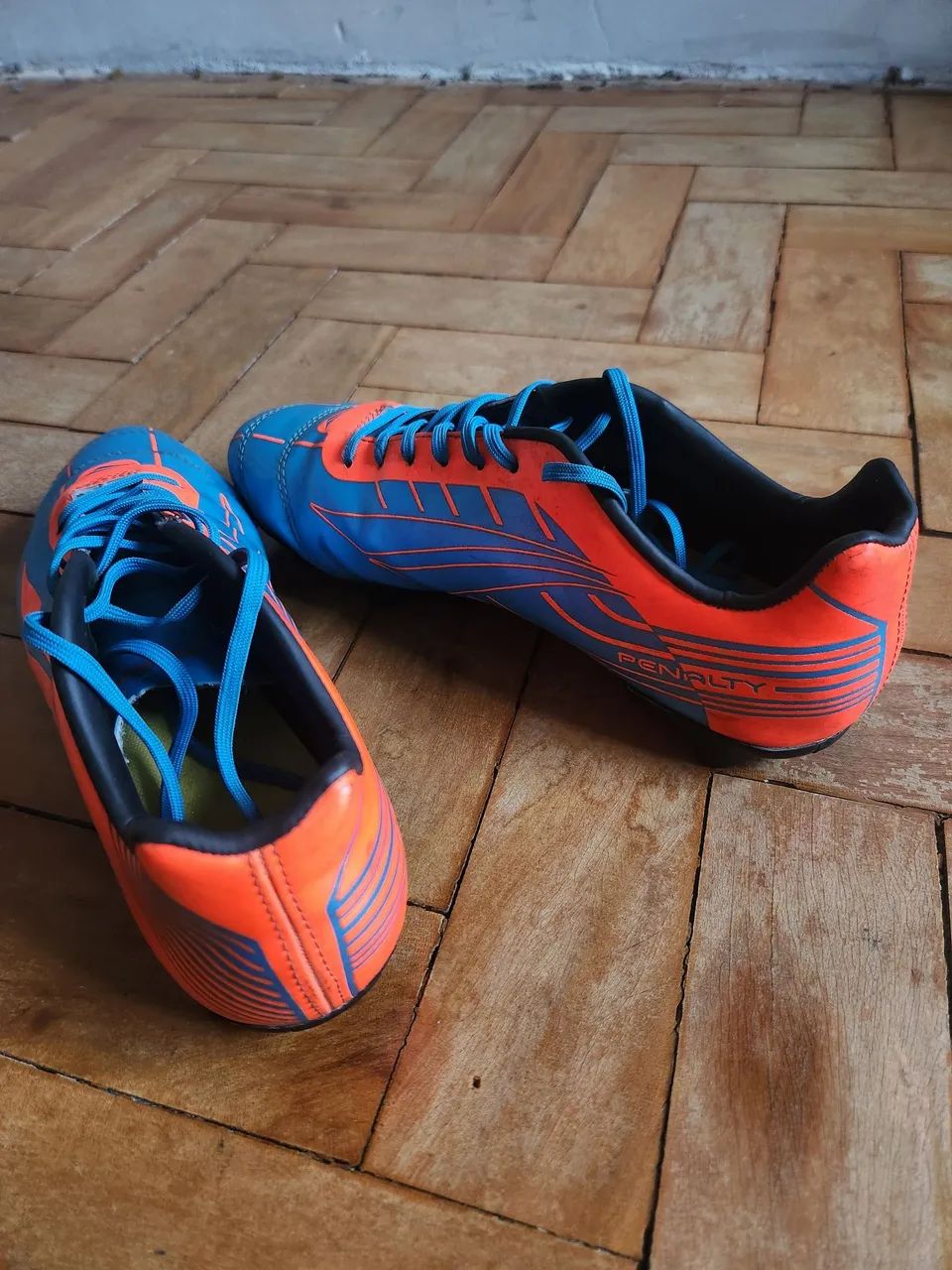 Chuteiras de Futebol Azul e Laranja - Foto 2