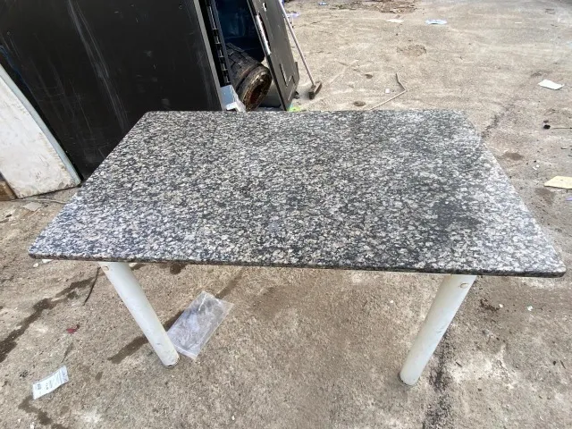 Mesa de jantar com tampo em mármore para 4 lugares