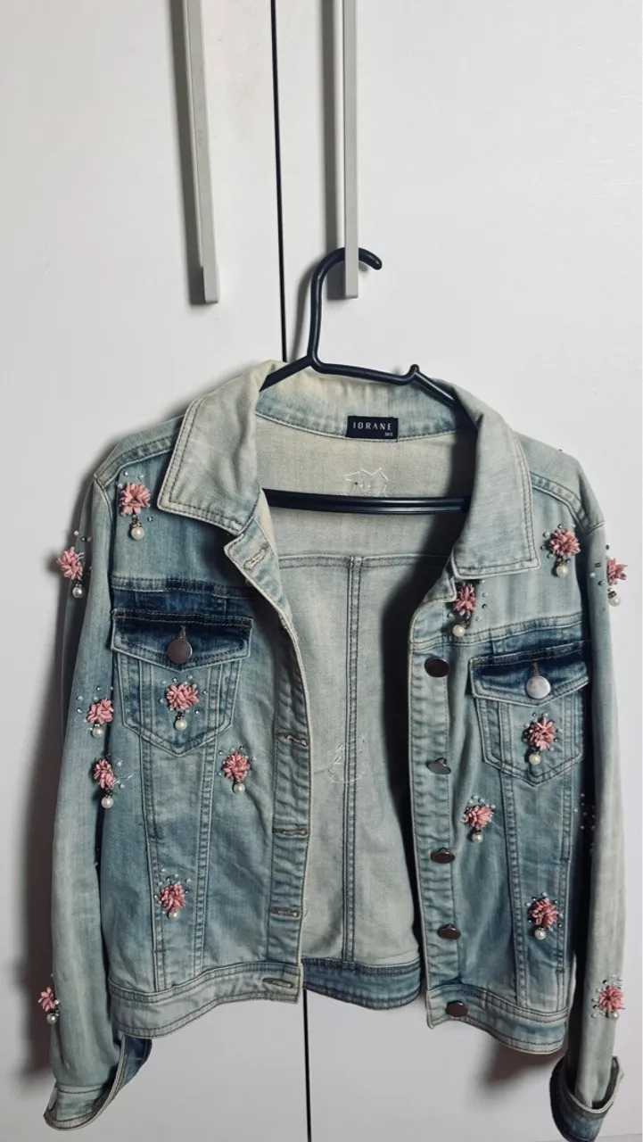 Jaqueta Jeans Customizada com Flores e Pérolas Iorane