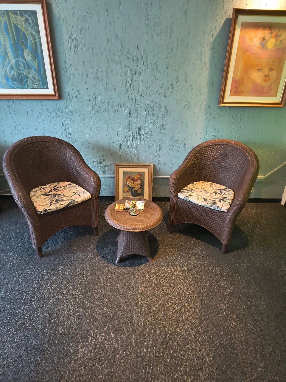 Par de Poltronas em Polietileno e mesa de apoio