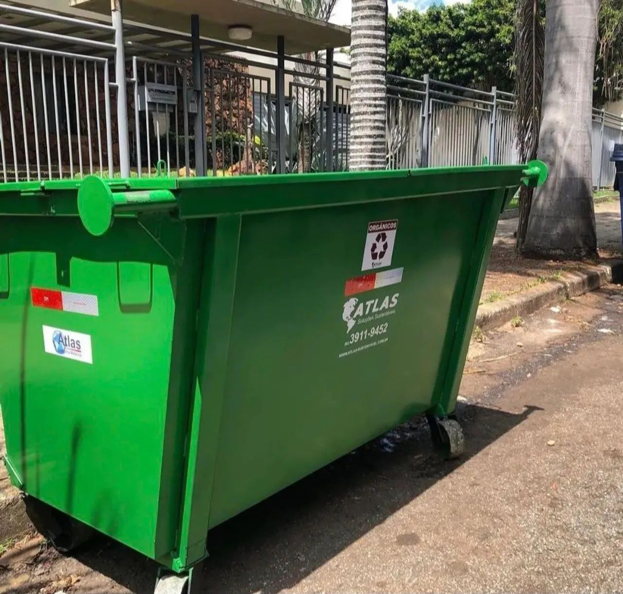 Lixeira contener basculante capacidade 1200lts  - Foto 3